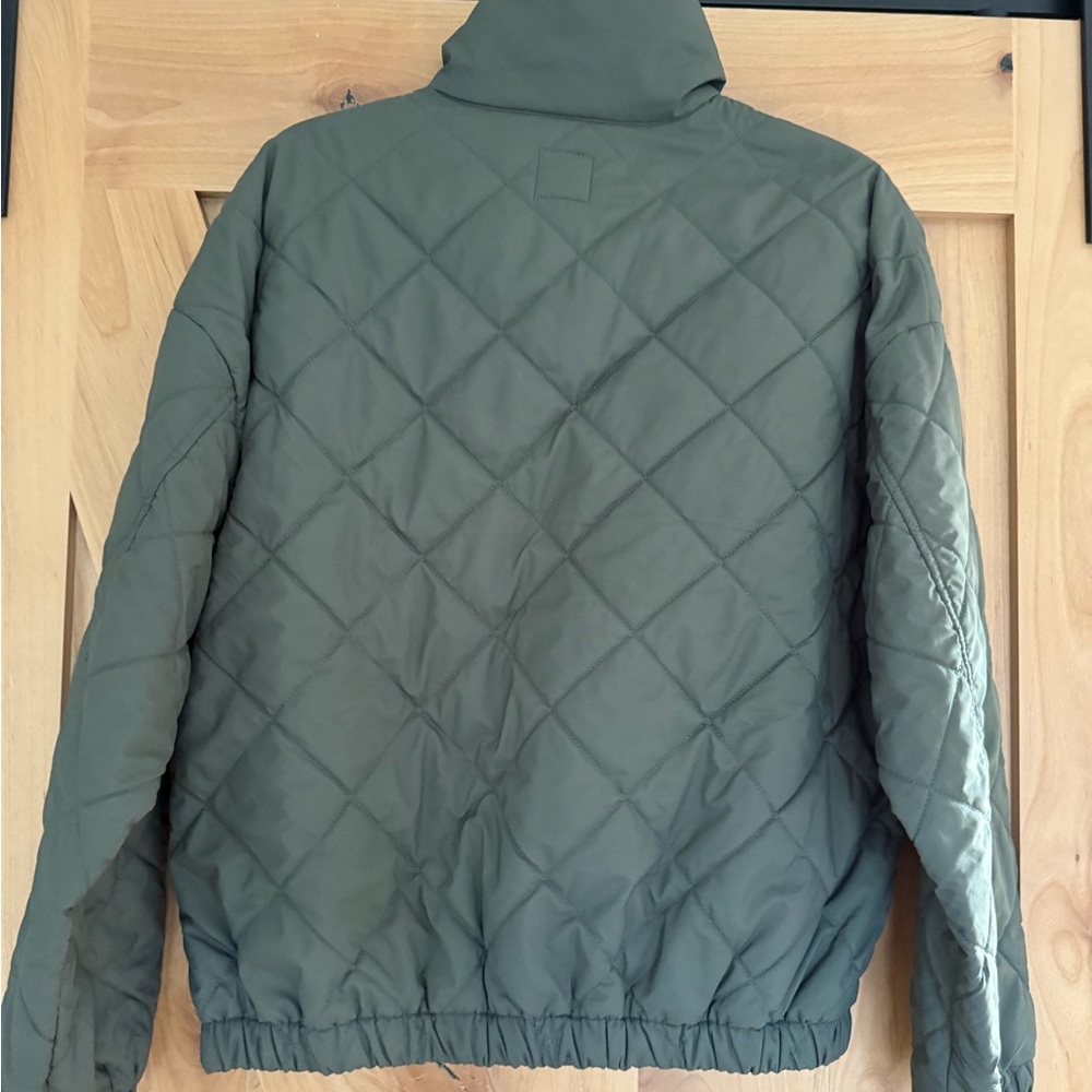 Vuori Echo Insulated Bomber Jacket, Waterproof Quilted Jacket, Army Green, Small - Picture 3 of 6
